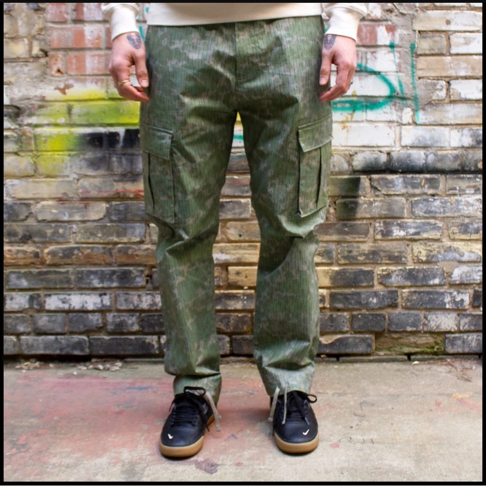 Nike SB Camo Cargo Pants Army Green Mens 28 Waist Skateboarding DN4989 320